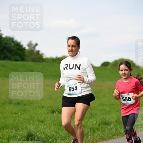 10.05.2026 - 8. Wedeler Halbmarathon Dr. Thomas Lammeyer http://msf.ph/oto/9695951 10.05.2026 11:22:36 Laufen 654, 656 meine-sportfotos.de