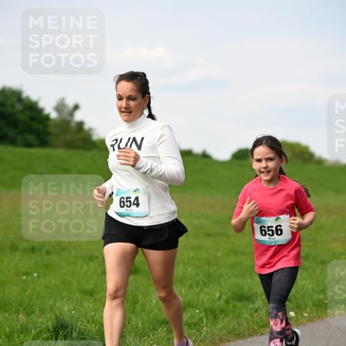 10.05.2026 - 8. Wedeler Halbmarathon Dr. Thomas Lammeyer http://msf.ph/oto/9695952 10.05.2026 11:22:36 Laufen 654, 656 meine-sportfotos.de