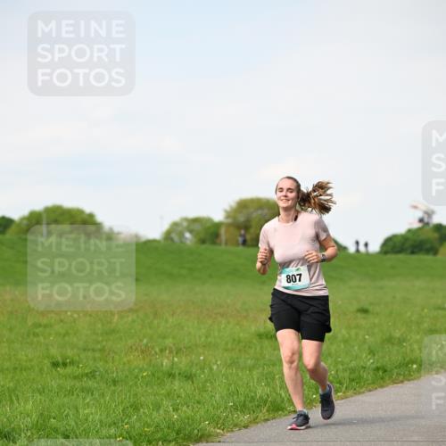 10.05.2026 - 8. Wedeler Halbmarathon Dr. Thomas Lammeyer http://msf.ph/oto/9696026 10.05.2026 11:22:58 Laufen 807 meine-sportfotos.de