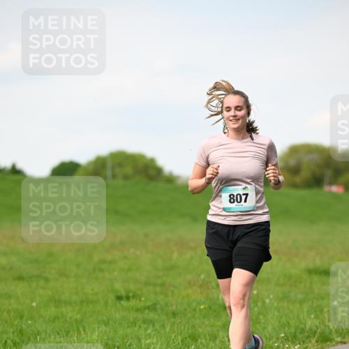 10.05.2026 - 8. Wedeler Halbmarathon Dr. Thomas Lammeyer http://msf.ph/oto/9696034 10.05.2026 11:22:59 Laufen 807 meine-sportfotos.de
