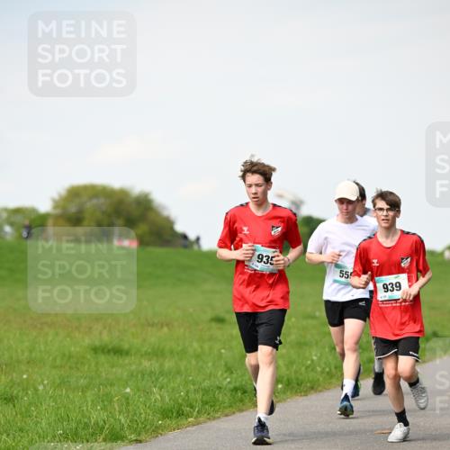 10.05.2026 - 8. Wedeler Halbmarathon Dr. Thomas Lammeyer http://msf.ph/oto/9696036 10.05.2026 11:23:00 Laufen 935, 555, 939 meine-sportfotos.de