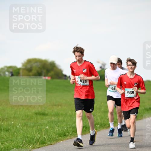 10.05.2026 - 8. Wedeler Halbmarathon Dr. Thomas Lammeyer http://msf.ph/oto/9696038 10.05.2026 11:23:01 Laufen 935, 555, 939 meine-sportfotos.de