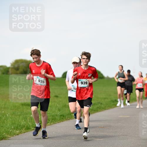 10.05.2026 - 8. Wedeler Halbmarathon Dr. Thomas Lammeyer http://msf.ph/oto/9696040 10.05.2026 11:23:01 Laufen 935, 939, 126 meine-sportfotos.de