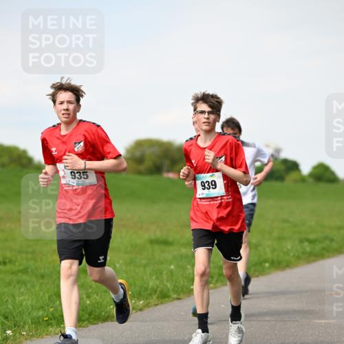 10.05.2026 - 8. Wedeler Halbmarathon Dr. Thomas Lammeyer http://msf.ph/oto/9696046 10.05.2026 11:23:02 Laufen 935, 4134, 939, 126 meine-sportfotos.de