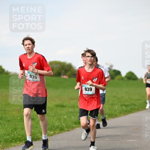 10.05.2026 - 8. Wedeler Halbmarathon Dr. Thomas Lammeyer http://msf.ph/oto/9696047 10.05.2026 11:23:02 Laufen 935, 939, 126 meine-sportfotos.de