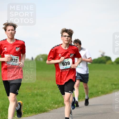 10.05.2026 - 8. Wedeler Halbmarathon Dr. Thomas Lammeyer http://msf.ph/oto/9696050 10.05.2026 11:23:03 Laufen 935, 134, 939, 126 meine-sportfotos.de
