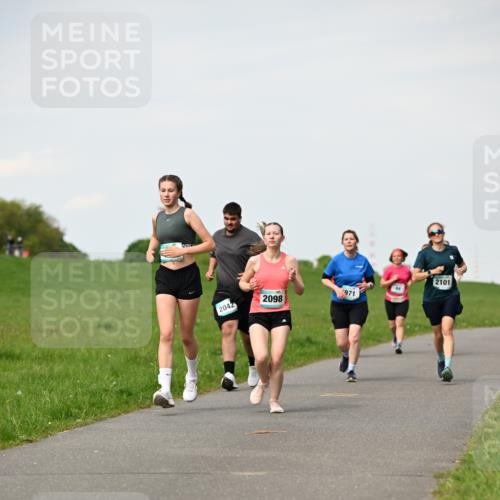 10.05.2026 - 8. Wedeler Halbmarathon Dr. Thomas Lammeyer http://msf.ph/oto/9696064 10.05.2026 11:23:05 Laufen 2042, 2098, 971, 2101 meine-sportfotos.de