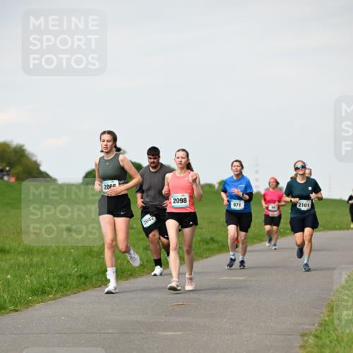 10.05.2026 - 8. Wedeler Halbmarathon Dr. Thomas Lammeyer http://msf.ph/oto/9696066 10.05.2026 11:23:06 Laufen 2065, 2042, 2098, 971, 2101 meine-sportfotos.de