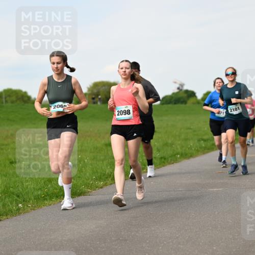 10.05.2026 - 8. Wedeler Halbmarathon Dr. Thomas Lammeyer http://msf.ph/oto/9696070 10.05.2026 11:23:09 Laufen 2065, 2098, 2101 meine-sportfotos.de