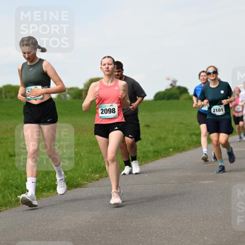 10.05.2026 - 8. Wedeler Halbmarathon Dr. Thomas Lammeyer http://msf.ph/oto/9696072 10.05.2026 11:23:09 Laufen 2098, 2101 meine-sportfotos.de