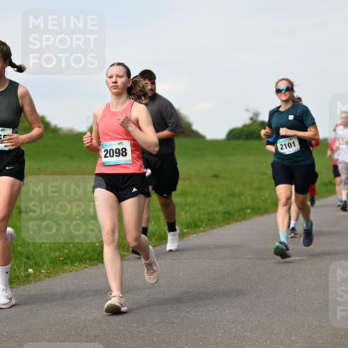 10.05.2026 - 8. Wedeler Halbmarathon Dr. Thomas Lammeyer http://msf.ph/oto/9696076 10.05.2026 11:23:09 Laufen 206, 2098, 2101 meine-sportfotos.de