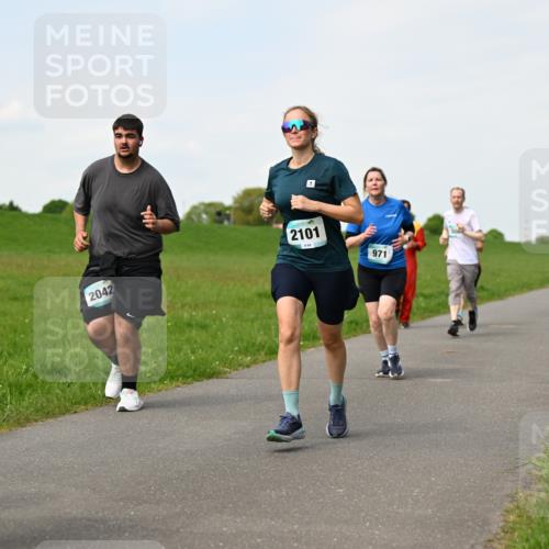 10.05.2026 - 8. Wedeler Halbmarathon Dr. Thomas Lammeyer http://msf.ph/oto/9696082 10.05.2026 11:23:11 Laufen 098, 2042, 2101, 971 meine-sportfotos.de