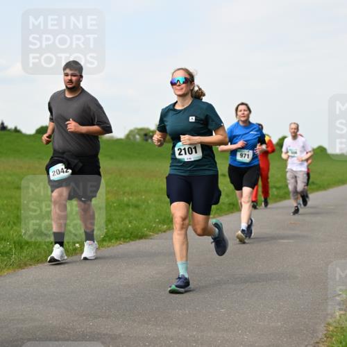 10.05.2026 - 8. Wedeler Halbmarathon Dr. Thomas Lammeyer http://msf.ph/oto/9696083 10.05.2026 11:23:11 Laufen 2042, 2101, 971 meine-sportfotos.de