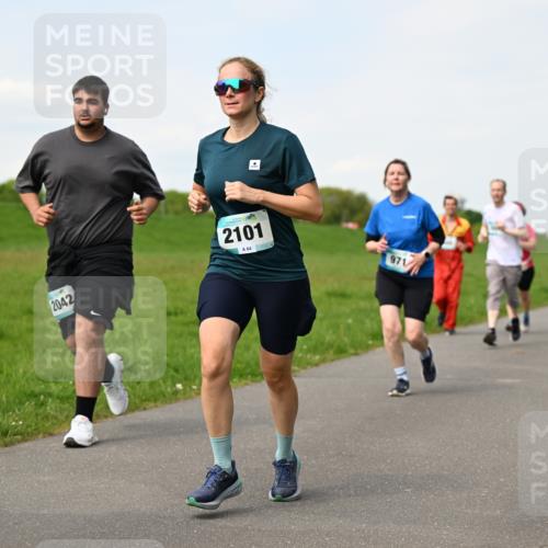 10.05.2026 - 8. Wedeler Halbmarathon Dr. Thomas Lammeyer http://msf.ph/oto/9696087 10.05.2026 11:23:11 Laufen 2042, 2101, 971 meine-sportfotos.de