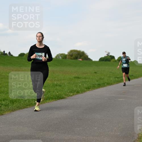 10.05.2026 - 8. Wedeler Halbmarathon Dr. Thomas Lammeyer http://msf.ph/oto/9696143 10.05.2026 11:23:26 Laufen 705, 1010 meine-sportfotos.de