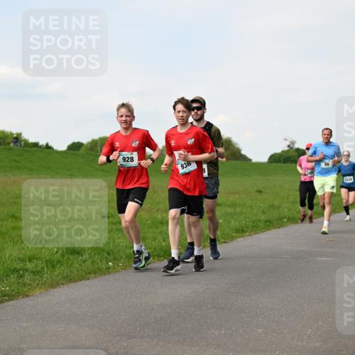 10.05.2026 - 8. Wedeler Halbmarathon Dr. Thomas Lammeyer http://msf.ph/oto/9696251 10.05.2026 11:23:59 Laufen 928, 936, 2239 meine-sportfotos.de