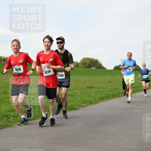10.05.2026 - 8. Wedeler Halbmarathon Dr. Thomas Lammeyer http://msf.ph/oto/9696257 10.05.2026 11:23:59 Laufen 928, 936, 2168, 2239 meine-sportfotos.de