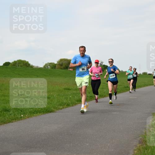 10.05.2026 - 8. Wedeler Halbmarathon Dr. Thomas Lammeyer http://msf.ph/oto/9696260 10.05.2026 11:24:01 Laufen 206, 2239, 2223, 427 meine-sportfotos.de