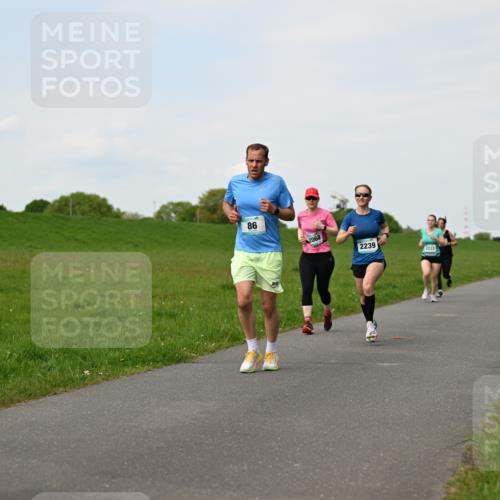 10.05.2026 - 8. Wedeler Halbmarathon Dr. Thomas Lammeyer http://msf.ph/oto/9696262 10.05.2026 11:24:01 Laufen 2068, 2239, 2223 meine-sportfotos.de