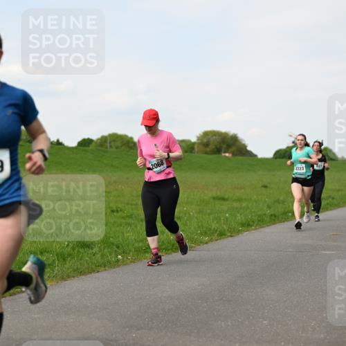 10.05.2026 - 8. Wedeler Halbmarathon Dr. Thomas Lammeyer http://msf.ph/oto/9696278 10.05.2026 11:24:04 Laufen 2239, 2068, 2223, 827 meine-sportfotos.de