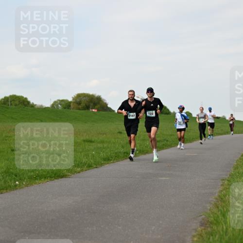 10.05.2026 - 8. Wedeler Halbmarathon Dr. Thomas Lammeyer http://msf.ph/oto/9696333 10.05.2026 11:24:19 Laufen 122, 2107 meine-sportfotos.de