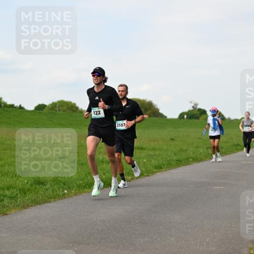 10.05.2026 - 8. Wedeler Halbmarathon Dr. Thomas Lammeyer http://msf.ph/oto/9696346 10.05.2026 11:24:20 Laufen 122, 2107 meine-sportfotos.de