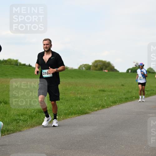 10.05.2026 - 8. Wedeler Halbmarathon Dr. Thomas Lammeyer http://msf.ph/oto/9696352 10.05.2026 11:24:22 Laufen 122, 210 meine-sportfotos.de