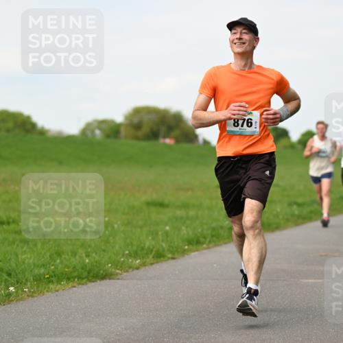 10.05.2026 - 8. Wedeler Halbmarathon Dr. Thomas Lammeyer http://msf.ph/oto/9696423 10.05.2026 11:24:42 Laufen 876 meine-sportfotos.de