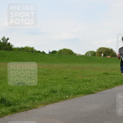 10.05.2026 - 8. Wedeler Halbmarathon Dr. Thomas Lammeyer http://msf.ph/oto/9696501 10.05.2026 11:25:04 Laufen 2195 meine-sportfotos.de
