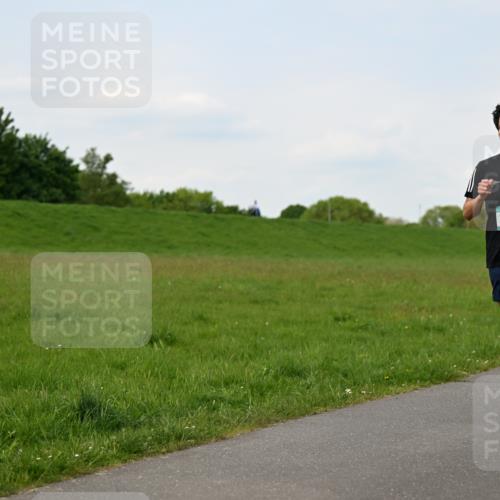 10.05.2026 - 8. Wedeler Halbmarathon Dr. Thomas Lammeyer http://msf.ph/oto/9696507 10.05.2026 11:25:04 Laufen 2195 meine-sportfotos.de