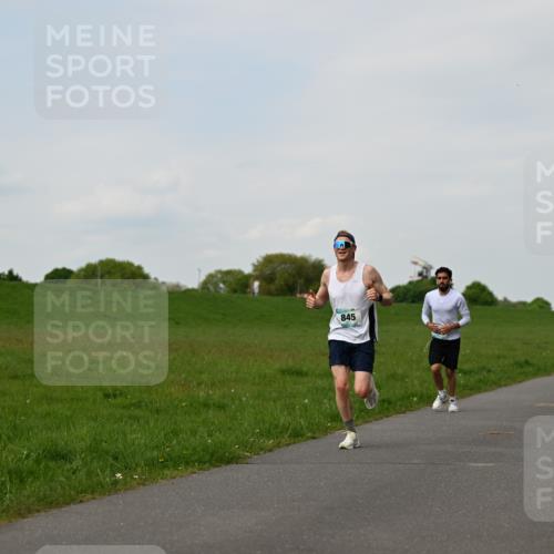 10.05.2026 - 8. Wedeler Halbmarathon Dr. Thomas Lammeyer http://msf.ph/oto/9696516 10.05.2026 11:25:09 Laufen 845 meine-sportfotos.de