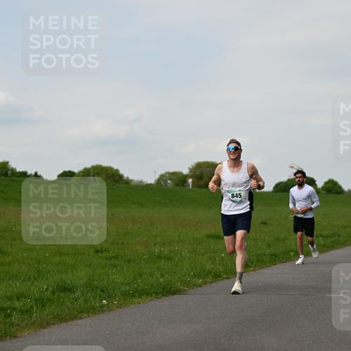 10.05.2026 - 8. Wedeler Halbmarathon Dr. Thomas Lammeyer http://msf.ph/oto/9696518 10.05.2026 11:25:09 Laufen 845 meine-sportfotos.de