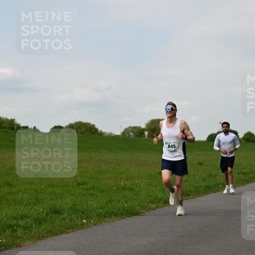 10.05.2026 - 8. Wedeler Halbmarathon Dr. Thomas Lammeyer http://msf.ph/oto/9696519 10.05.2026 11:25:09 Laufen 845 meine-sportfotos.de