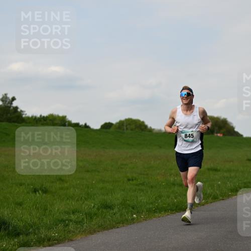 10.05.2026 - 8. Wedeler Halbmarathon Dr. Thomas Lammeyer http://msf.ph/oto/9696523 10.05.2026 11:25:10 Laufen 845 meine-sportfotos.de