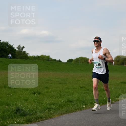 10.05.2026 - 8. Wedeler Halbmarathon Dr. Thomas Lammeyer http://msf.ph/oto/9696525 10.05.2026 11:25:10 Laufen 845, 2020 meine-sportfotos.de