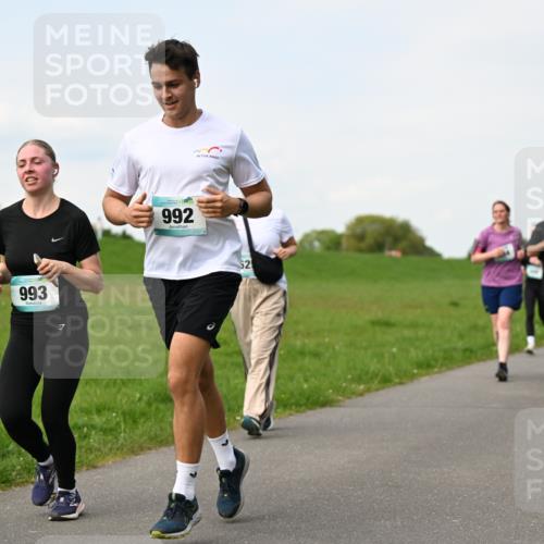 10.05.2026 - 8. Wedeler Halbmarathon Dr. Thomas Lammeyer http://msf.ph/oto/9696629 10.05.2026 11:25:48 Laufen 993, 992 meine-sportfotos.de
