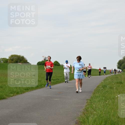 10.05.2026 - 8. Wedeler Halbmarathon Dr. Thomas Lammeyer http://msf.ph/oto/9696653 10.05.2026 11:25:55 Laufen 880, 697 meine-sportfotos.de