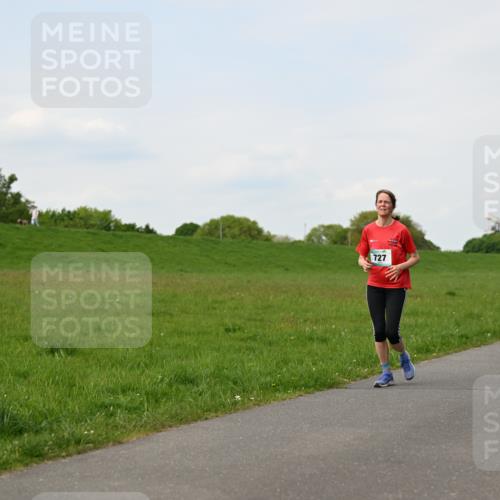 10.05.2026 - 8. Wedeler Halbmarathon Dr. Thomas Lammeyer http://msf.ph/oto/9696667 10.05.2026 11:25:58 Laufen 727, 697 meine-sportfotos.de