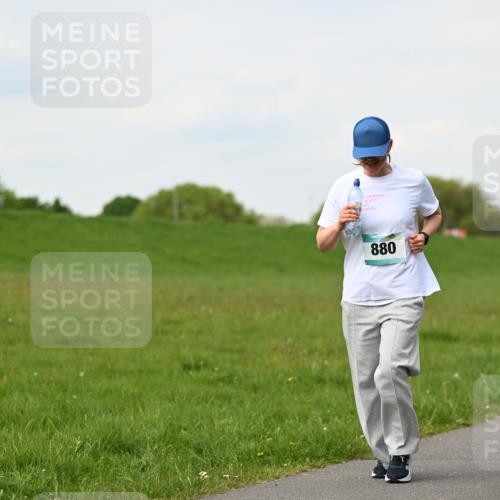 10.05.2026 - 8. Wedeler Halbmarathon Dr. Thomas Lammeyer http://msf.ph/oto/9696686 10.05.2026 11:26:03 Laufen 880 meine-sportfotos.de