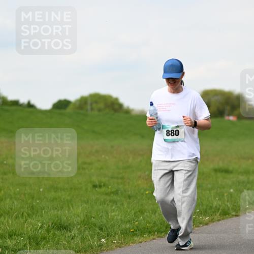 10.05.2026 - 8. Wedeler Halbmarathon Dr. Thomas Lammeyer http://msf.ph/oto/9696687 10.05.2026 11:26:03 Laufen 880 meine-sportfotos.de