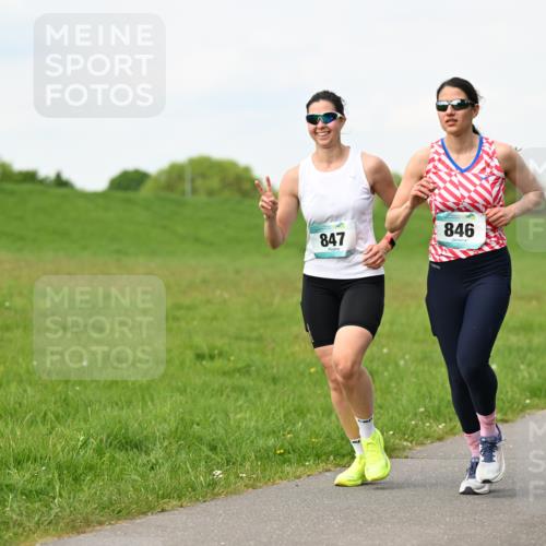 10.05.2026 - 8. Wedeler Halbmarathon Dr. Thomas Lammeyer http://msf.ph/oto/9696708 10.05.2026 11:26:07 Laufen 846, 847 meine-sportfotos.de