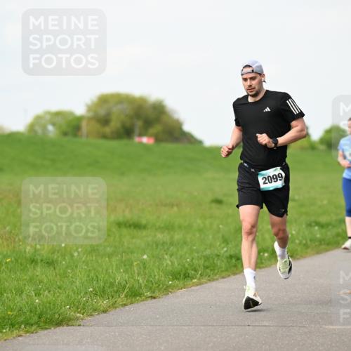 10.05.2026 - 8. Wedeler Halbmarathon Dr. Thomas Lammeyer http://msf.ph/oto/9696772 10.05.2026 11:26:29 Laufen 2099 meine-sportfotos.de