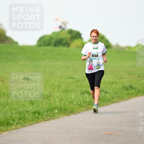 10.05.2026 - 8. Wedeler Halbmarathon Dr. Thomas Lammeyer http://msf.ph/oto/9696864 10.05.2026 11:27:02 Laufen 658, 679 meine-sportfotos.de