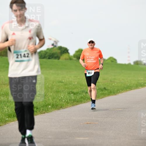 10.05.2026 - 8. Wedeler Halbmarathon Dr. Thomas Lammeyer http://msf.ph/oto/9697028 10.05.2026 11:27:39 Laufen 2142, 682 meine-sportfotos.de