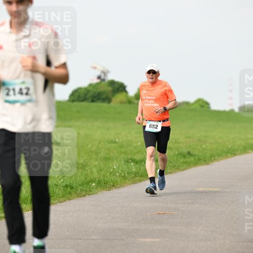 10.05.2026 - 8. Wedeler Halbmarathon Dr. Thomas Lammeyer http://msf.ph/oto/9697030 10.05.2026 11:27:40 Laufen 2142, 682 meine-sportfotos.de