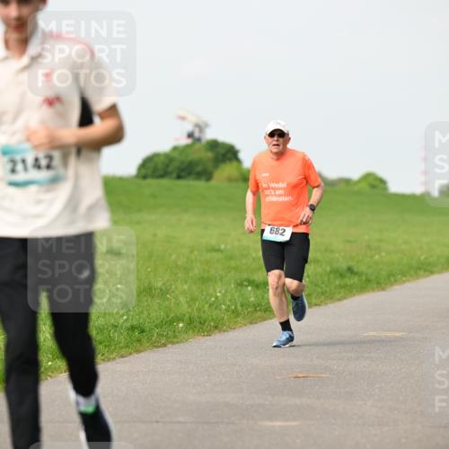 10.05.2026 - 8. Wedeler Halbmarathon Dr. Thomas Lammeyer http://msf.ph/oto/9697031 10.05.2026 11:27:40 Laufen 2142, 682 meine-sportfotos.de