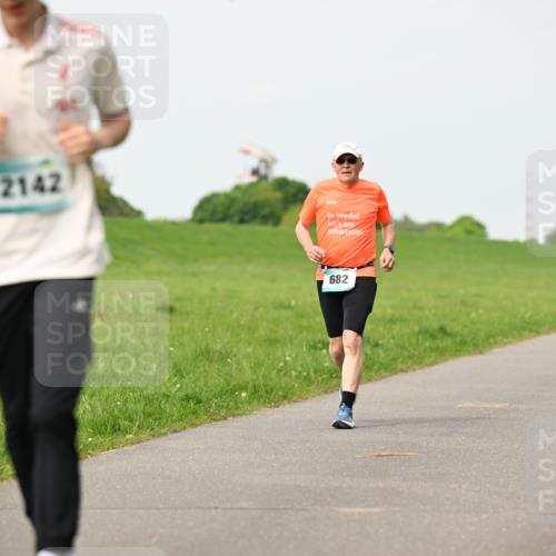 10.05.2026 - 8. Wedeler Halbmarathon Dr. Thomas Lammeyer http://msf.ph/oto/9697033 10.05.2026 11:27:40 Laufen 2142, 682 meine-sportfotos.de