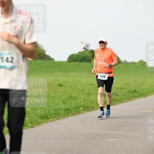 10.05.2026 - 8. Wedeler Halbmarathon Dr. Thomas Lammeyer http://msf.ph/oto/9697035 10.05.2026 11:27:41 Laufen 2142, 682 meine-sportfotos.de
