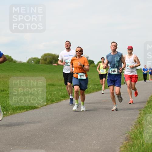 10.05.2026 - 8. Wedeler Halbmarathon Dr. Thomas Lammeyer http://msf.ph/oto/9697097 10.05.2026 11:27:59 Laufen 2145, 1046, 573, 1033, 599 meine-sportfotos.de