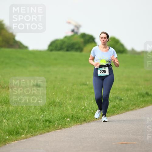 10.05.2026 - 8. Wedeler Halbmarathon Dr. Thomas Lammeyer http://msf.ph/oto/9697185 10.05.2026 11:28:19 Laufen 225, 657 meine-sportfotos.de